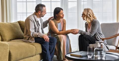  Adult couple in family therapy. Female psychologist supports